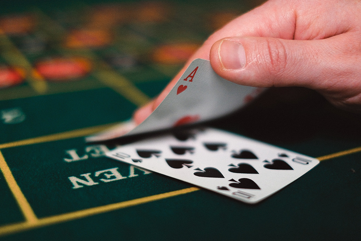 hand showing out the cards in poker